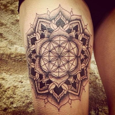  Tatouage mandala sur la cuisse